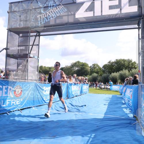 25.08.2024 - Elbe Triathlon Hamburg H.Heesch http://msf.ph/oto/6860289 25.08.2024 11:01:48 Ziel 368 meine-sportfotos.de
