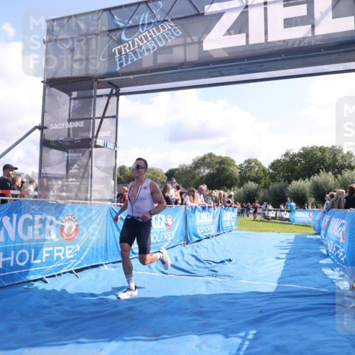 25.08.2024 - Elbe Triathlon Hamburg H.Heesch http://msf.ph/oto/6860300 25.08.2024 11:01:49 Ziel 368 meine-sportfotos.de