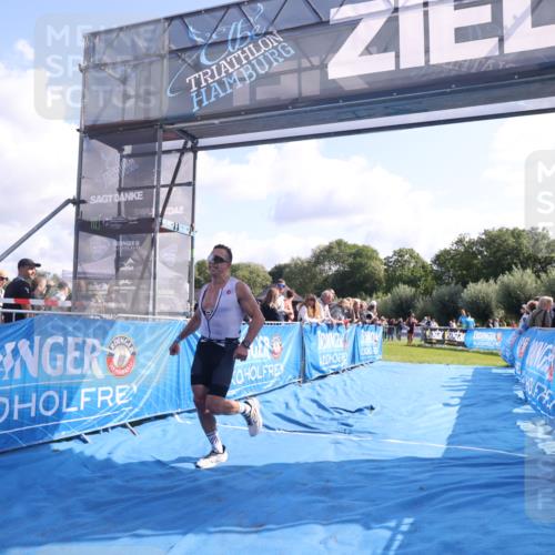 25.08.2024 - Elbe Triathlon Hamburg H.Heesch http://msf.ph/oto/6860303 25.08.2024 11:01:49 Ziel 368 meine-sportfotos.de