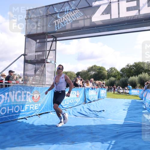 25.08.2024 - Elbe Triathlon Hamburg H.Heesch http://msf.ph/oto/6860308 25.08.2024 11:01:49 Ziel 368 meine-sportfotos.de