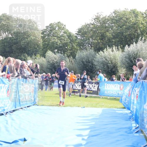 25.08.2024 - Elbe Triathlon Hamburg H.Heesch http://msf.ph/oto/6860314 25.08.2024 11:02:05 Ziel 249 meine-sportfotos.de