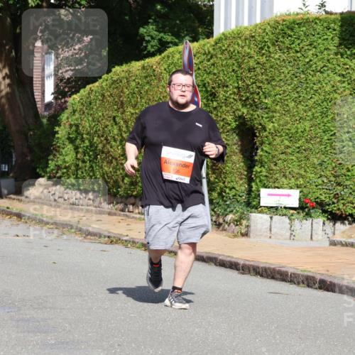 25.08.2024 - 20. Blankeneser Heldenlauf Strokosch-Dieckow http://msf.ph/oto/6860364 25.08.2024 10:07:00 Ziel 106, 252, 253 meine-sportfotos.de