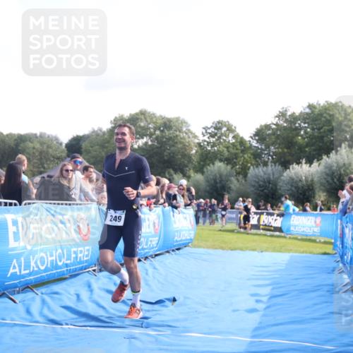 25.08.2024 - Elbe Triathlon Hamburg H.Heesch http://msf.ph/oto/6860392 25.08.2024 11:02:08 Ziel 249, 293 meine-sportfotos.de