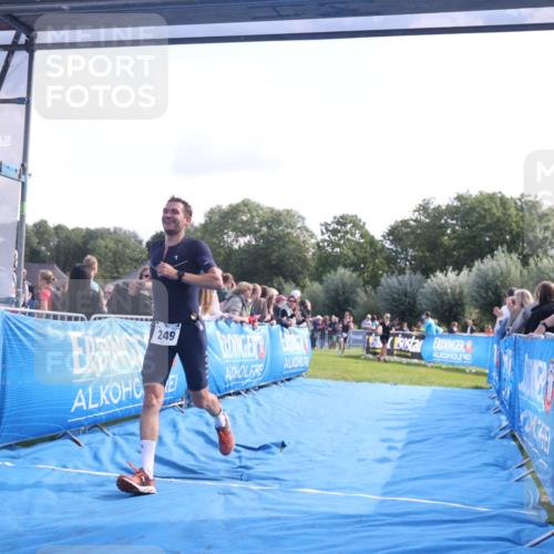 25.08.2024 - Elbe Triathlon Hamburg H.Heesch http://msf.ph/oto/6860403 25.08.2024 11:02:08 Ziel 249, 293 meine-sportfotos.de