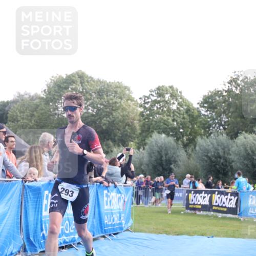 25.08.2024 - Elbe Triathlon Hamburg H.Heesch http://msf.ph/oto/6860460 25.08.2024 11:02:15 Ziel 249, 293 meine-sportfotos.de