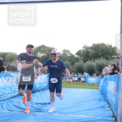 25.08.2024 - Elbe Triathlon Hamburg H.Heesch http://msf.ph/oto/6860488 25.08.2024 11:02:32 Ziel 230, 231 meine-sportfotos.de