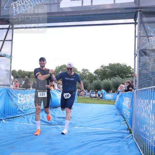 25.08.2024 - Elbe Triathlon Hamburg H.Heesch http://msf.ph/oto/6860506 25.08.2024 11:02:32 Ziel 230, 231 meine-sportfotos.de