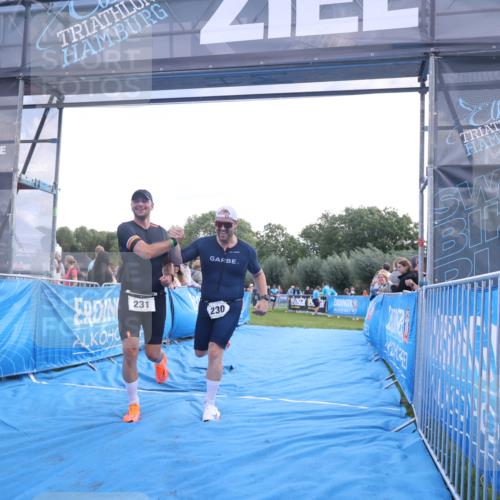 25.08.2024 - Elbe Triathlon Hamburg H.Heesch http://msf.ph/oto/6860509 25.08.2024 11:02:32 Ziel 230, 231 meine-sportfotos.de