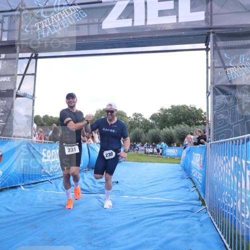 25.08.2024 - Elbe Triathlon Hamburg H.Heesch http://msf.ph/oto/6860514 25.08.2024 11:02:32 Ziel 230, 231 meine-sportfotos.de