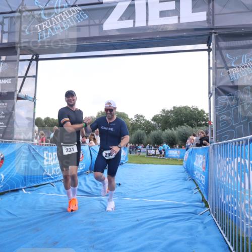 25.08.2024 - Elbe Triathlon Hamburg H.Heesch http://msf.ph/oto/6860517 25.08.2024 11:02:32 Ziel 230, 231 meine-sportfotos.de