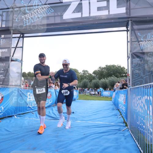 25.08.2024 - Elbe Triathlon Hamburg H.Heesch http://msf.ph/oto/6860520 25.08.2024 11:02:32 Ziel 230, 231 meine-sportfotos.de