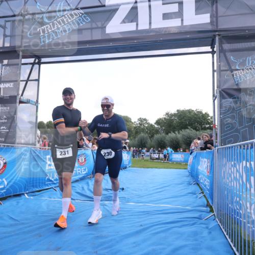25.08.2024 - Elbe Triathlon Hamburg H.Heesch http://msf.ph/oto/6860525 25.08.2024 11:02:32 Ziel 230, 231 meine-sportfotos.de