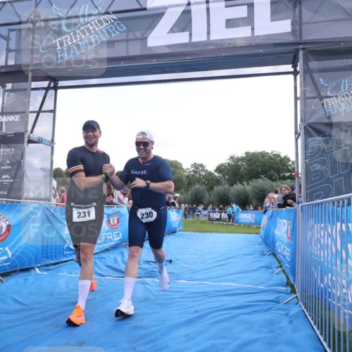 25.08.2024 - Elbe Triathlon Hamburg H.Heesch http://msf.ph/oto/6860528 25.08.2024 11:02:32 Ziel 230, 231 meine-sportfotos.de