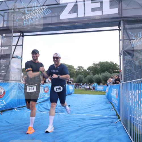 25.08.2024 - Elbe Triathlon Hamburg H.Heesch http://msf.ph/oto/6860532 25.08.2024 11:02:32 Ziel 230, 231 meine-sportfotos.de