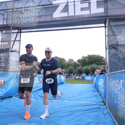25.08.2024 - Elbe Triathlon Hamburg H.Heesch http://msf.ph/oto/6860536 25.08.2024 11:02:32 Ziel 230, 231 meine-sportfotos.de
