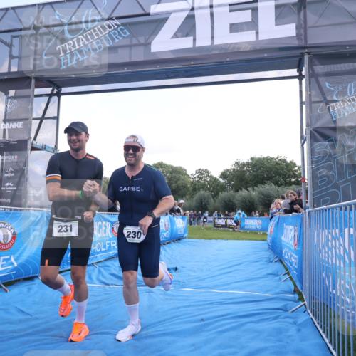 25.08.2024 - Elbe Triathlon Hamburg H.Heesch http://msf.ph/oto/6860540 25.08.2024 11:02:32 Ziel 230, 231 meine-sportfotos.de