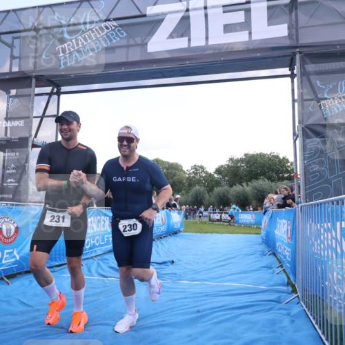 25.08.2024 - Elbe Triathlon Hamburg H.Heesch http://msf.ph/oto/6860544 25.08.2024 11:02:33 Ziel 230, 231 meine-sportfotos.de