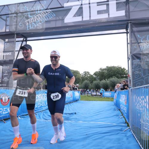 25.08.2024 - Elbe Triathlon Hamburg H.Heesch http://msf.ph/oto/6860549 25.08.2024 11:02:33 Ziel 230, 231 meine-sportfotos.de