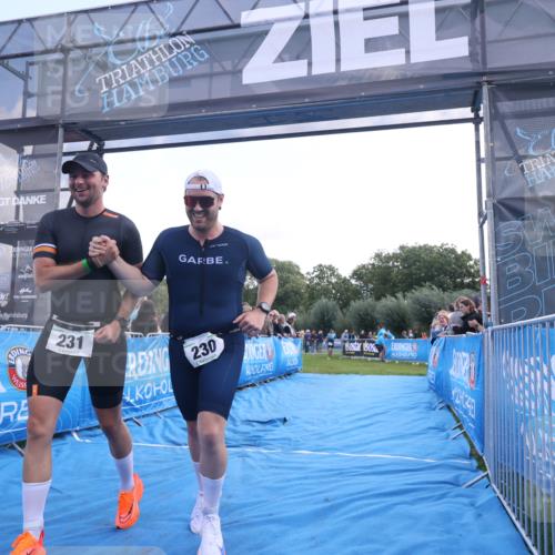 25.08.2024 - Elbe Triathlon Hamburg H.Heesch http://msf.ph/oto/6860553 25.08.2024 11:02:33 Ziel 230, 231 meine-sportfotos.de