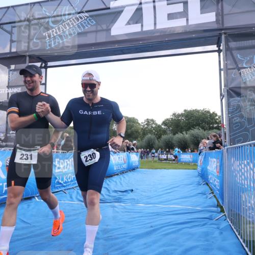 25.08.2024 - Elbe Triathlon Hamburg H.Heesch http://msf.ph/oto/6860558 25.08.2024 11:02:33 Ziel 230, 231 meine-sportfotos.de