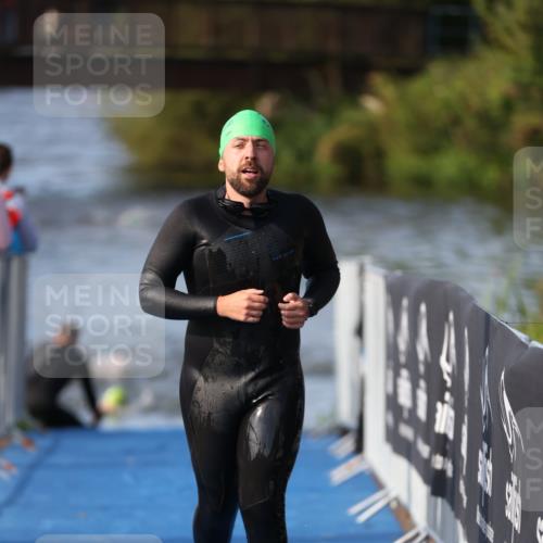 25.08.2024 - Elbe Triathlon Hamburg H.Heesch http://msf.ph/oto/6860655 25.08.2024 09:15:12 Schwimmen 369 meine-sportfotos.de