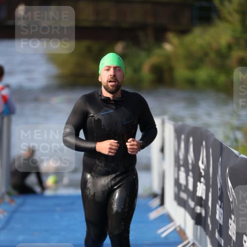 25.08.2024 - Elbe Triathlon Hamburg H.Heesch http://msf.ph/oto/6860657 25.08.2024 09:15:12 Schwimmen 369 meine-sportfotos.de
