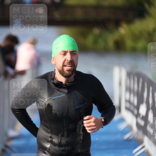 25.08.2024 - Elbe Triathlon Hamburg H.Heesch http://msf.ph/oto/6860674 25.08.2024 09:15:16 Schwimmen 276, 369 meine-sportfotos.de
