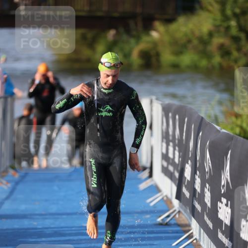 25.08.2024 - Elbe Triathlon Hamburg H.Heesch http://msf.ph/oto/6860684 25.08.2024 09:15:22 Schwimmen 276, 369 meine-sportfotos.de