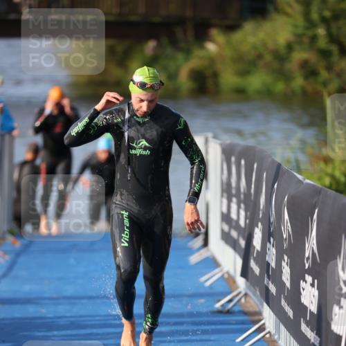 25.08.2024 - Elbe Triathlon Hamburg H.Heesch http://msf.ph/oto/6860687 25.08.2024 09:15:22 Schwimmen 276, 369 meine-sportfotos.de
