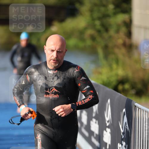 25.08.2024 - Elbe Triathlon Hamburg H.Heesch http://msf.ph/oto/6860812 25.08.2024 09:15:29 Schwimmen 276, 369, 409, 426 meine-sportfotos.de