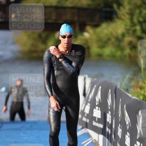 25.08.2024 - Elbe Triathlon Hamburg H.Heesch http://msf.ph/oto/6860835 25.08.2024 09:15:34 Schwimmen 276, 369, 409, 426 meine-sportfotos.de
