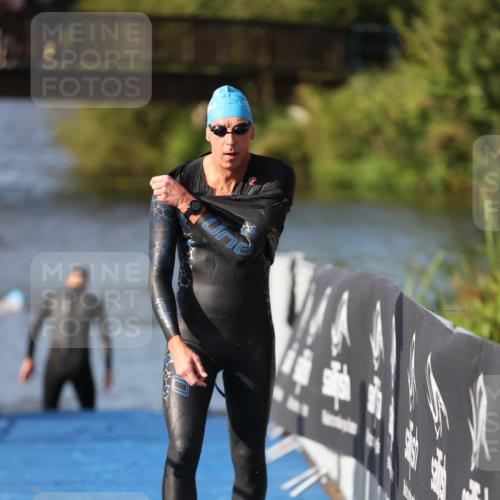 25.08.2024 - Elbe Triathlon Hamburg H.Heesch http://msf.ph/oto/6860843 25.08.2024 09:15:34 Schwimmen 276, 369, 409, 426 meine-sportfotos.de