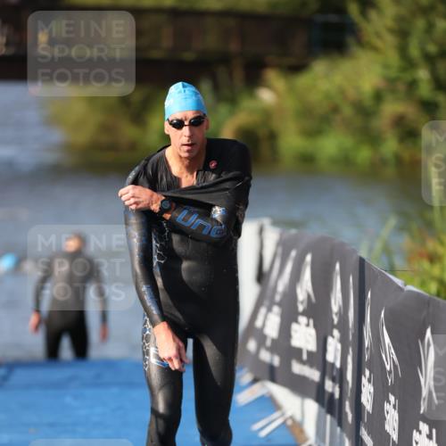 25.08.2024 - Elbe Triathlon Hamburg H.Heesch http://msf.ph/oto/6860859 25.08.2024 09:15:34 Schwimmen 276, 369, 409, 426 meine-sportfotos.de