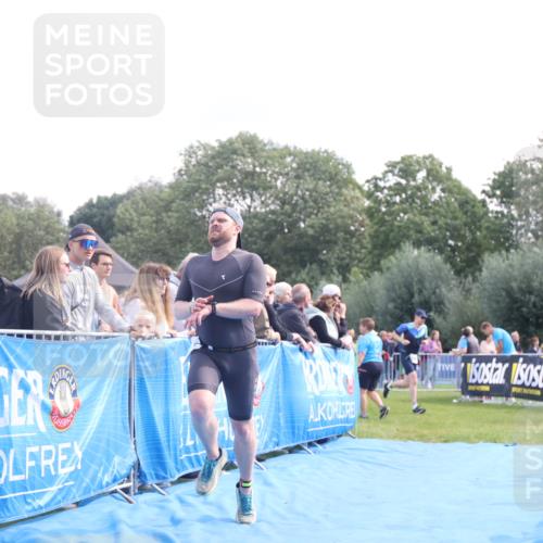 25.08.2024 - Elbe Triathlon Hamburg H.Heesch http://msf.ph/oto/6860904 25.08.2024 11:03:21 Ziel 233 meine-sportfotos.de