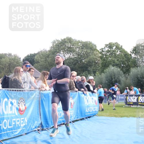 25.08.2024 - Elbe Triathlon Hamburg H.Heesch http://msf.ph/oto/6860910 25.08.2024 11:03:21 Ziel 233 meine-sportfotos.de
