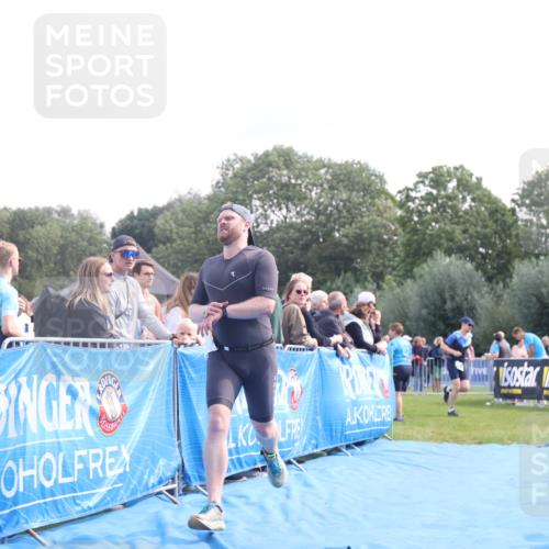 25.08.2024 - Elbe Triathlon Hamburg H.Heesch http://msf.ph/oto/6860914 25.08.2024 11:03:21 Ziel 233 meine-sportfotos.de