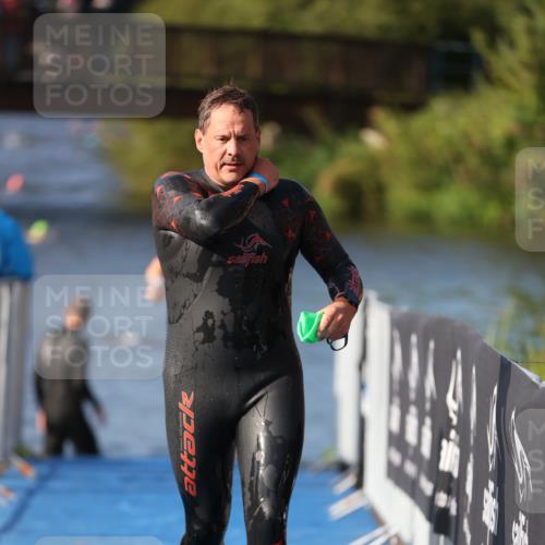 25.08.2024 - Elbe Triathlon Hamburg H.Heesch http://msf.ph/oto/6860941 25.08.2024 09:15:56 Schwimmen 363, 372, 409, 426 meine-sportfotos.de