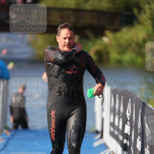 25.08.2024 - Elbe Triathlon Hamburg H.Heesch http://msf.ph/oto/6860947 25.08.2024 09:15:56 Schwimmen 363, 372, 409, 426 meine-sportfotos.de