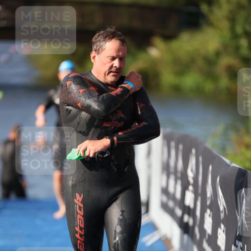25.08.2024 - Elbe Triathlon Hamburg H.Heesch http://msf.ph/oto/6860955 25.08.2024 09:15:56 Schwimmen 363, 372, 409, 426 meine-sportfotos.de