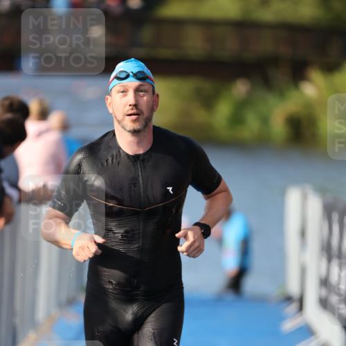 25.08.2024 - Elbe Triathlon Hamburg H.Heesch http://msf.ph/oto/6861030 25.08.2024 09:16:01 Schwimmen 363, 372, 409, 426 meine-sportfotos.de
