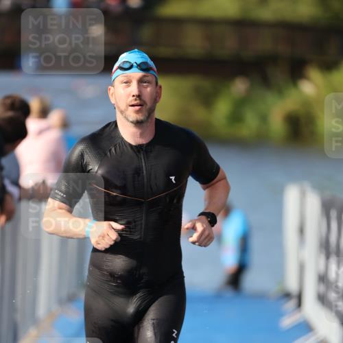 25.08.2024 - Elbe Triathlon Hamburg H.Heesch http://msf.ph/oto/6861034 25.08.2024 09:16:01 Schwimmen 363, 372, 409, 426 meine-sportfotos.de