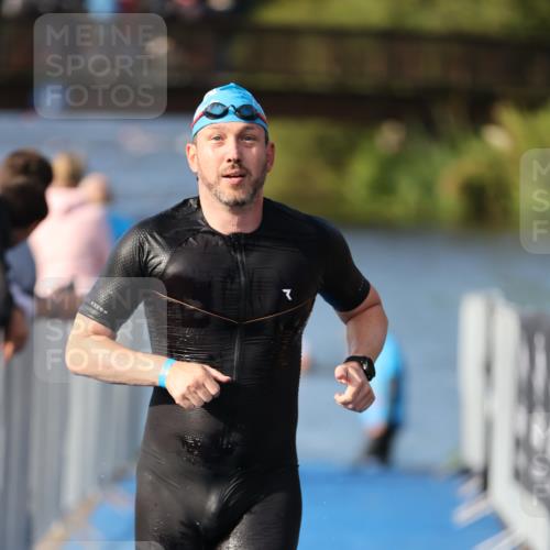 25.08.2024 - Elbe Triathlon Hamburg H.Heesch http://msf.ph/oto/6861043 25.08.2024 09:16:02 Schwimmen 363, 372, 409 meine-sportfotos.de