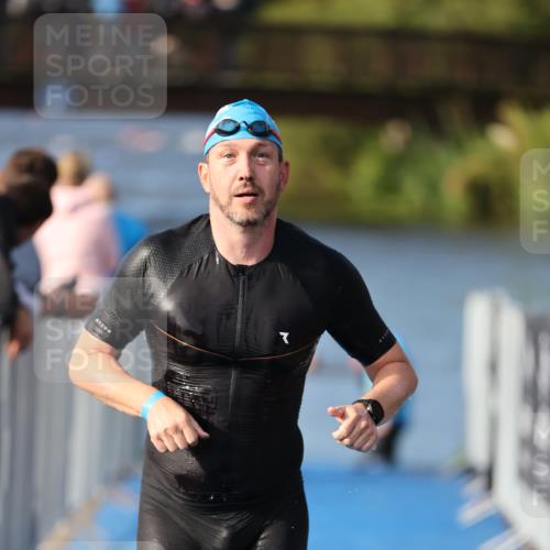 25.08.2024 - Elbe Triathlon Hamburg H.Heesch http://msf.ph/oto/6861049 25.08.2024 09:16:02 Schwimmen 363, 372, 409 meine-sportfotos.de