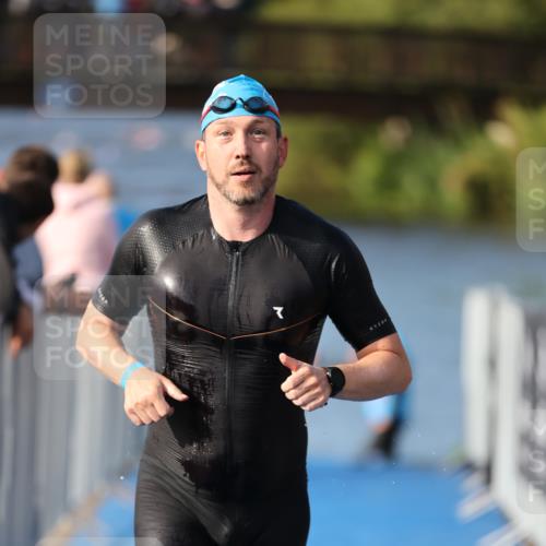 25.08.2024 - Elbe Triathlon Hamburg H.Heesch http://msf.ph/oto/6861057 25.08.2024 09:16:02 Schwimmen 363, 372, 409 meine-sportfotos.de