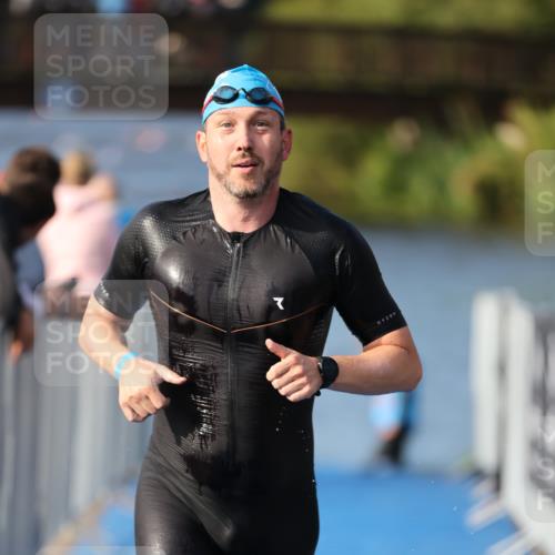 25.08.2024 - Elbe Triathlon Hamburg H.Heesch http://msf.ph/oto/6861059 25.08.2024 09:16:02 Schwimmen 363, 372, 409 meine-sportfotos.de