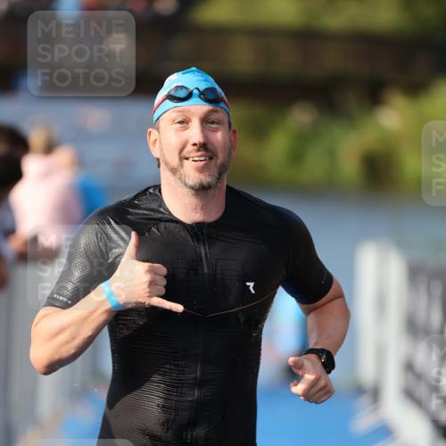 25.08.2024 - Elbe Triathlon Hamburg H.Heesch http://msf.ph/oto/6861067 25.08.2024 09:16:02 Schwimmen 363, 372, 409 meine-sportfotos.de
