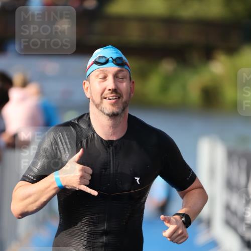 25.08.2024 - Elbe Triathlon Hamburg H.Heesch http://msf.ph/oto/6861070 25.08.2024 09:16:02 Schwimmen 363, 372, 409 meine-sportfotos.de