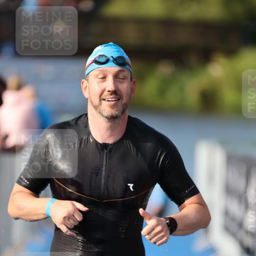 25.08.2024 - Elbe Triathlon Hamburg H.Heesch http://msf.ph/oto/6861076 25.08.2024 09:16:02 Schwimmen 363, 372, 409 meine-sportfotos.de