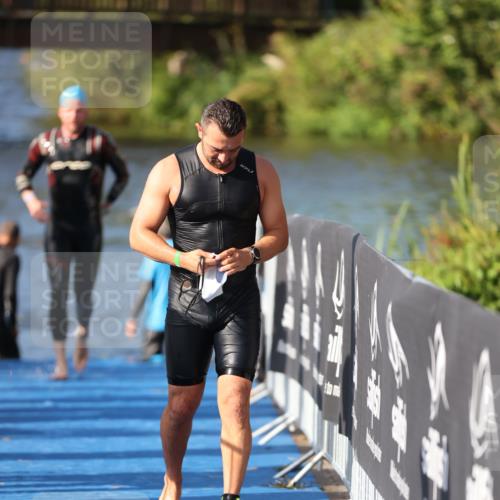 25.08.2024 - Elbe Triathlon Hamburg H.Heesch http://msf.ph/oto/6861114 25.08.2024 09:16:36 Schwimmen 390 meine-sportfotos.de
