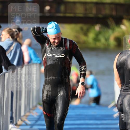 25.08.2024 - Elbe Triathlon Hamburg H.Heesch http://msf.ph/oto/6861172 25.08.2024 09:16:40 Schwimmen 390 meine-sportfotos.de